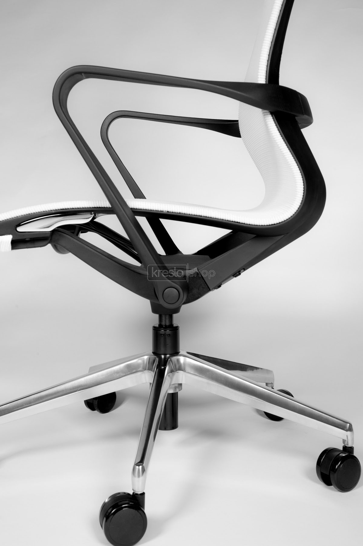 Кресло для руководителя Norden Cosmo prov-A black frame white mesh